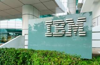 Lo spostamento di spesa verso l’infrastruttura AI colpisce gli utili di IBM, che perde il 25% in borsa