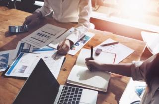 Gartner mette in guardia i CFO sugli agenti AI: la governance viene prima del ROI
