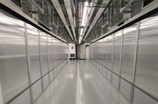 Monta la protesta sui data center in Lombardia e Fontana annuncia una revisione della legge