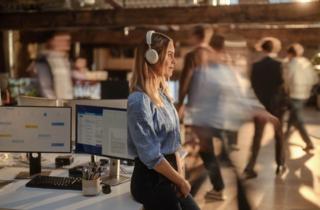 L’IA ci fa lavorare di più, ma le cose cambiano tra dipendenti e dirigenti
